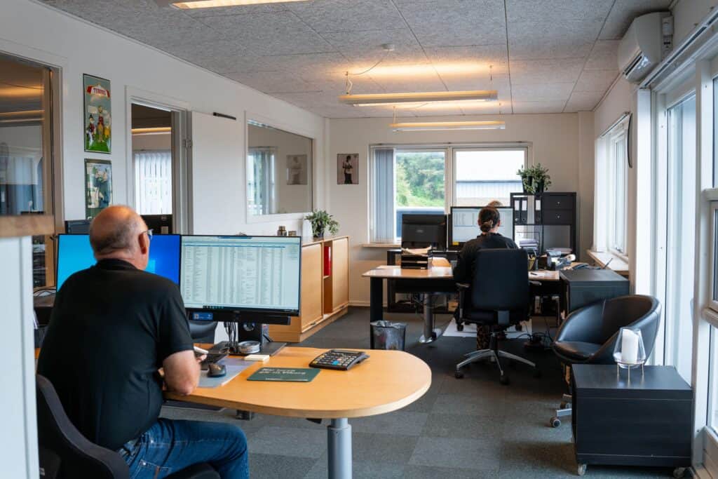 Humle-Depotets kontor med medarbejdere ved skrivebordene